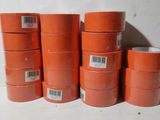 six rouleaux de ruban adhésif orange empilés les uns sur les autres