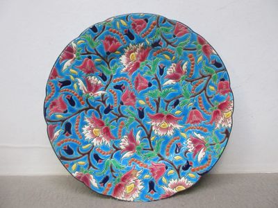 une assiette bleue ornée d'un motif floral