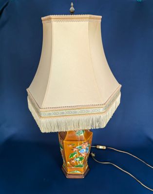 Une lampe en céramique. Dimensions abat jour : 50x40cm ; hau…