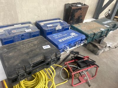 un grand nombre d'outils posés sur le sol