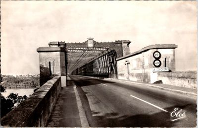 une photo en noir et blanc d'un pont enjambant une rivière
