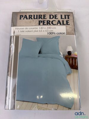 le cadre d'un lit avec une couette bleue et deux oreillers
