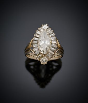 une bague en or sertie d'un diamant en forme de poire et de diamants taille baguette