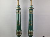 une paire de lampes peintes en vert et or, avec des abat-jours noirs