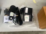 un boîtier sur lequel se trouvent une télécommande et un chargeur