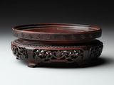 un vieux saladier en bois posé sur une table