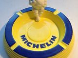 un cendrier jaune et bleu orné d'une petite figurine