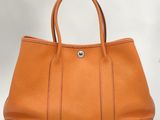 un sac à main en cuir marron sur fond blanc