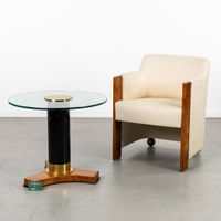 Thörmer, une table d'appoint ronde et un fauteuil club en pl… (photo 2)