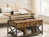 une table basse avec une étagère en dessous, dans un salon