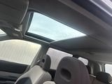 vue du toit ouvrant depuis l'intérieur d'une voiture