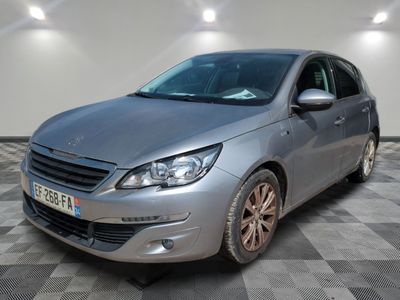 la voiture grise est garée dans le garage sur le sol en damier