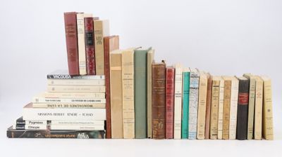 plusieurs livres empilés sur une table