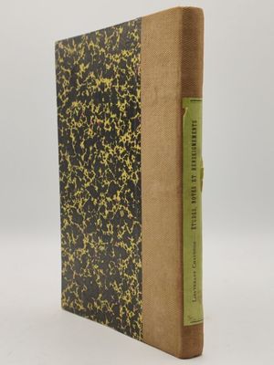 un livre avec une couverture marron sur laquelle est placé un marque-page vert