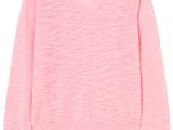 un pull rose à col en V et à manches longues