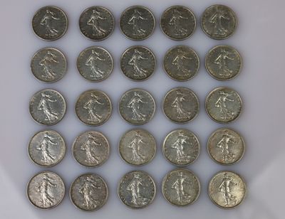 un lot de pièces de monnaie posées sur une table
