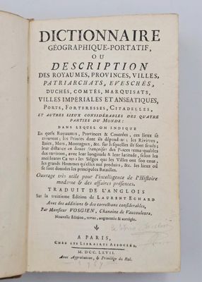 un livre ouvert sur lequel figure la photo d'un homme