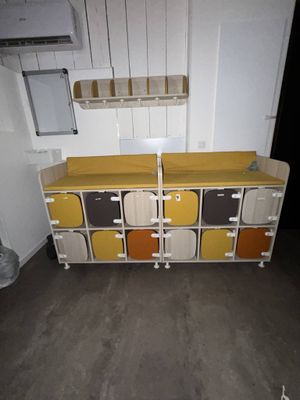 une commode jaune et marron surmontée d'un miroir