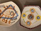 deux assiettes à motifs posées sur une table