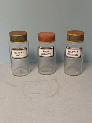 trois bocaux en verre étiquetés posés sur une table
