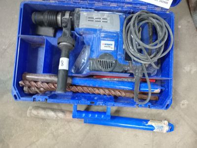 une boîte bleue contenant des outils, posée sur le sol