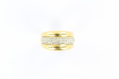 une bague en or jaune avec des diamants sur fond blanc