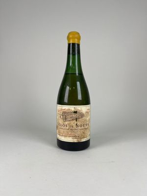 une vieille bouteille de vin posée sur une table