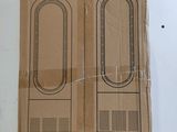 une boîte en carton sur laquelle est représentée une image de deux portes