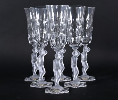 quatre verres à vin transparents empilés les uns sur les autres sur une table