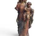 une statue de femme tenant un enfant dans ses bras