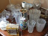 une table en bois sur laquelle sont posés de nombreux verres