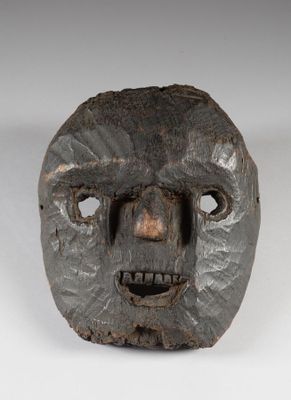 une image représentant un masque en bois dont le visage est sculpté dans le bois