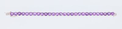un gros plan d'une perle violette sur fond blanc