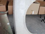 un gros morceau de béton posé à côté d'un gros morceau de métal