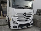 un camion blanc garé dans un parking