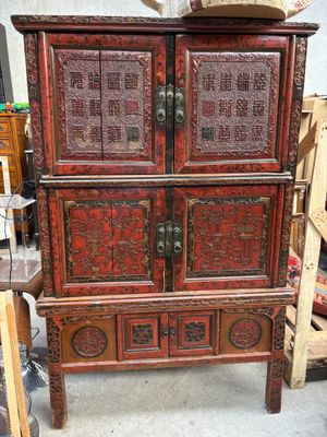 une armoire en bois surmontée de nombreux tiroirs