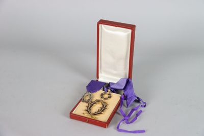 une petite boîte entourée d'un ruban violet