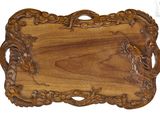 une image représentant un plateau en bois orné d'un motif décoratif