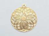 un pendentif plaqué or orné d'un motif floral