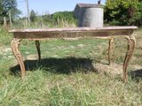 une table posée au milieu d'un champ