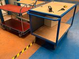 une table sur laquelle est posé un établi, dans un garage