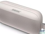 un gros plan d'une enceinte blanche posée sur une surface blanche
