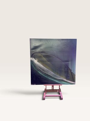 une photo d'un tableau posé sur un chevalet, sur fond blanc