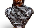 une image représentant le buste d'un homme aux cheveux longs et à la barbe fournie