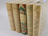 plusieurs livres sont empilés sur une surface blanche
