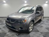 une photo d'un SUV gris garé dans un garage