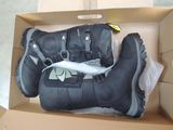 une boîte contenant une paire de bottes et une plume