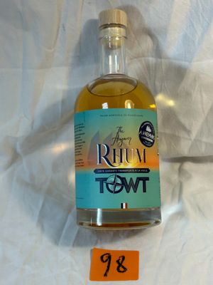 une bouteille de rhum posée sur une table, avec une étiquette indiquant le prix