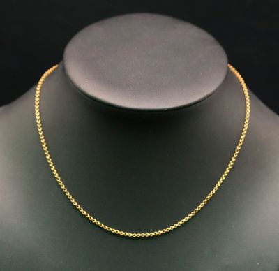 un collier à chaîne en or sur un mannequin mannequin mannequin mannequin mannequin mannequin mannequin mannequin mannequin mannequin
