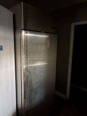 une photo d'un réfrigérateur dans une pièce sombre